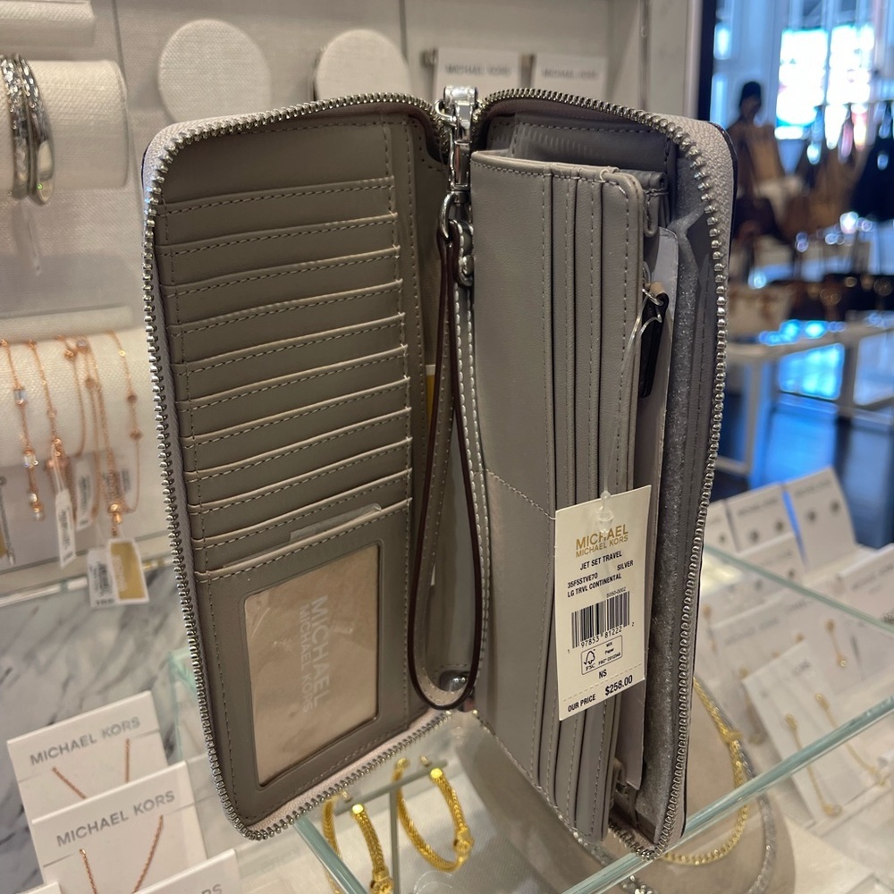 MICHAEL KORS Jet Set Larg Patent Logo Debossed Continental Wallet Wristlet Phone - Picture 11 of 16